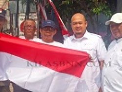 Semarakkan HUT ke-81 RI, Pemdes Cileungsi Bagikan Bendera Merah Putih Gratis Door to Door